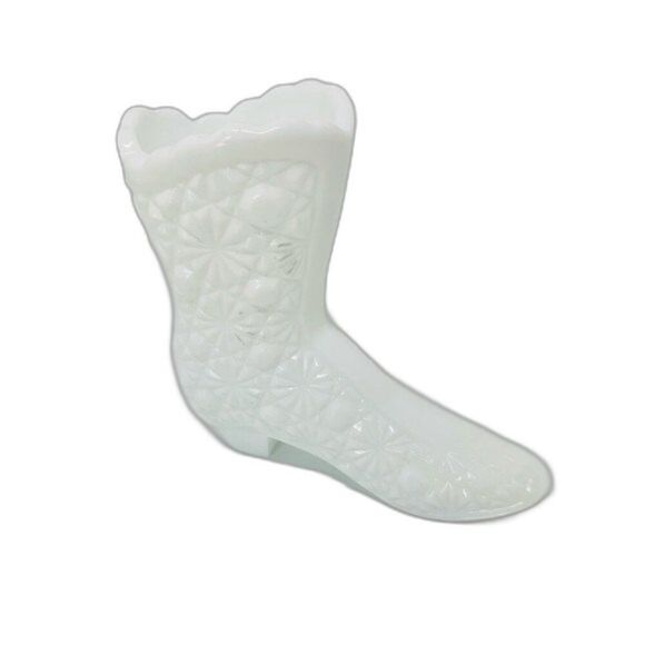 Fenton Milk Glass Daisy‎ Button Boot Set - Picture 7 of 16